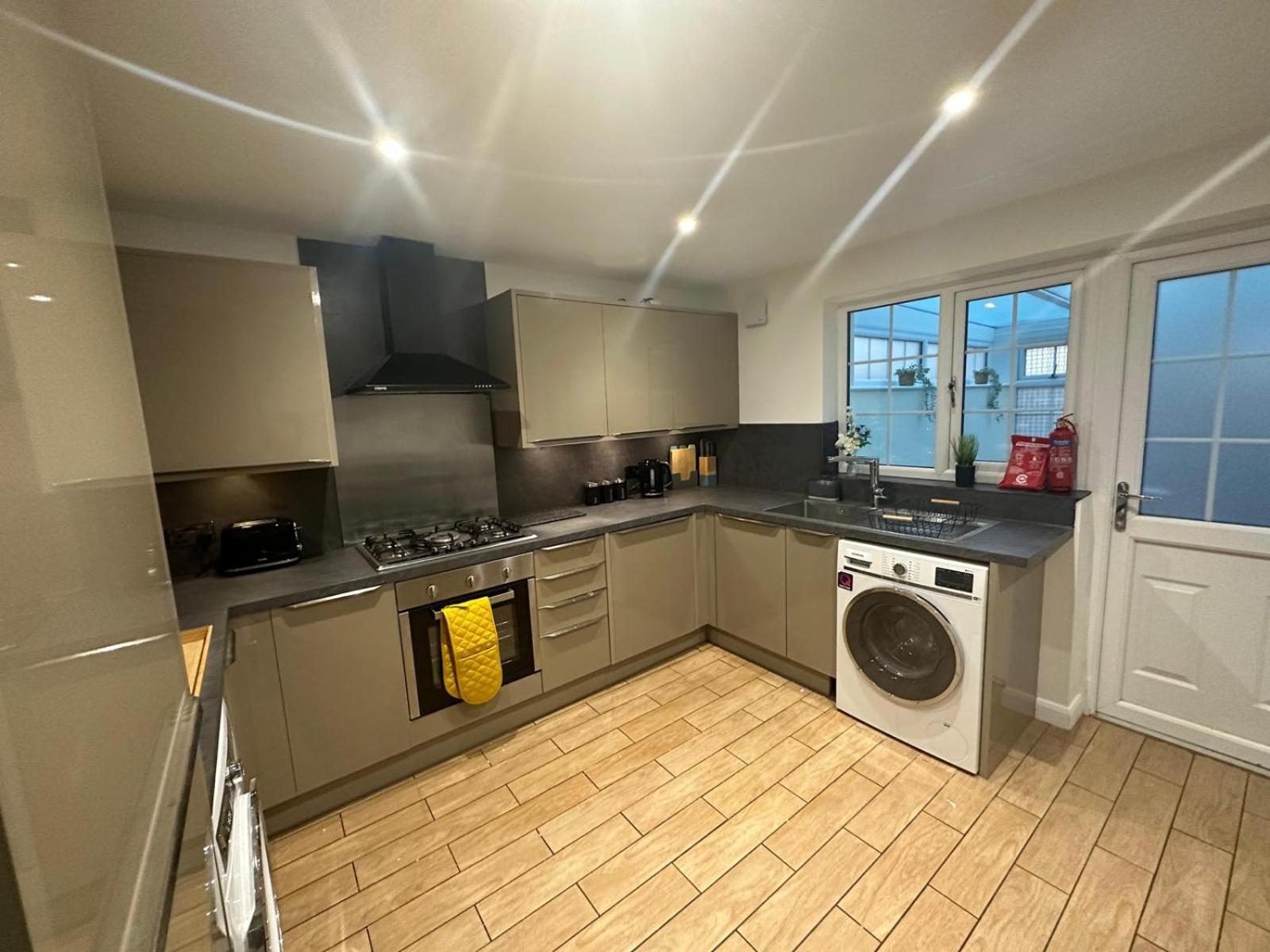 Rooms In Stylish House Milton Keynes Exterior photo